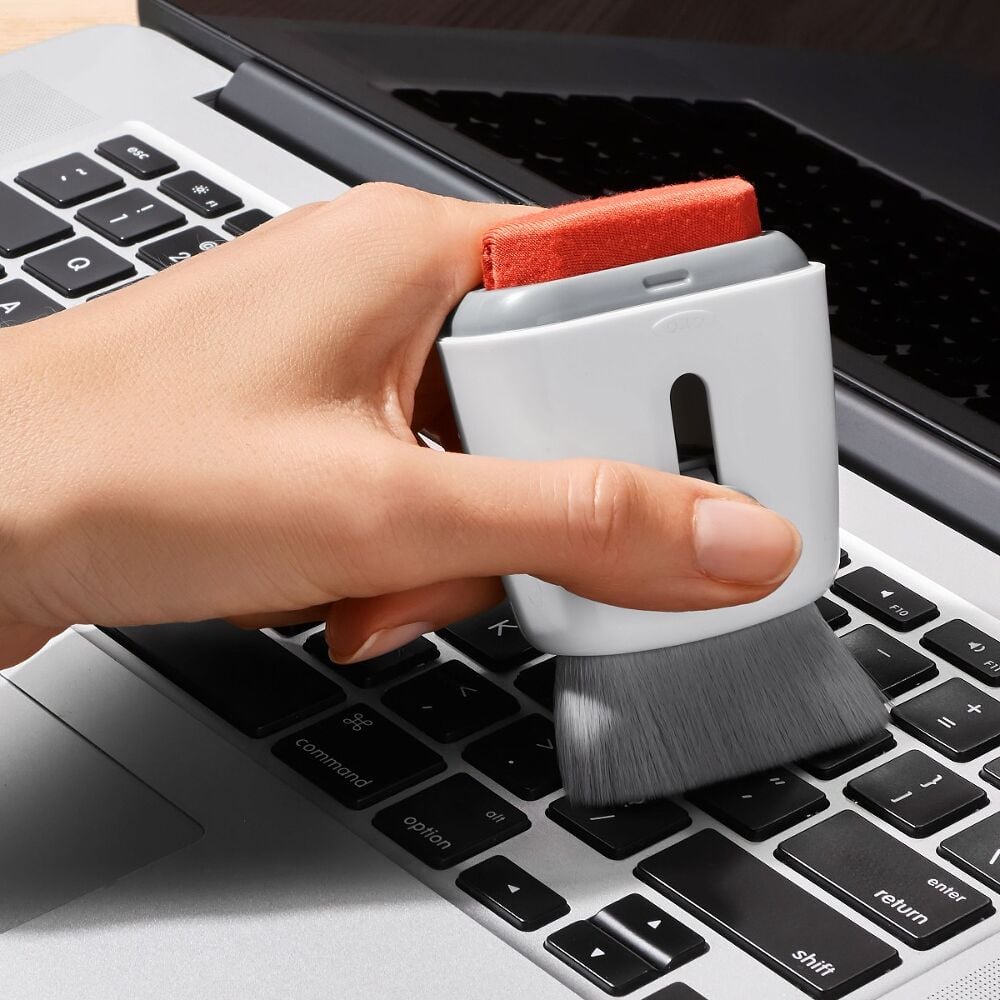 Sweep & Swipe Laptop Cleaner P8
