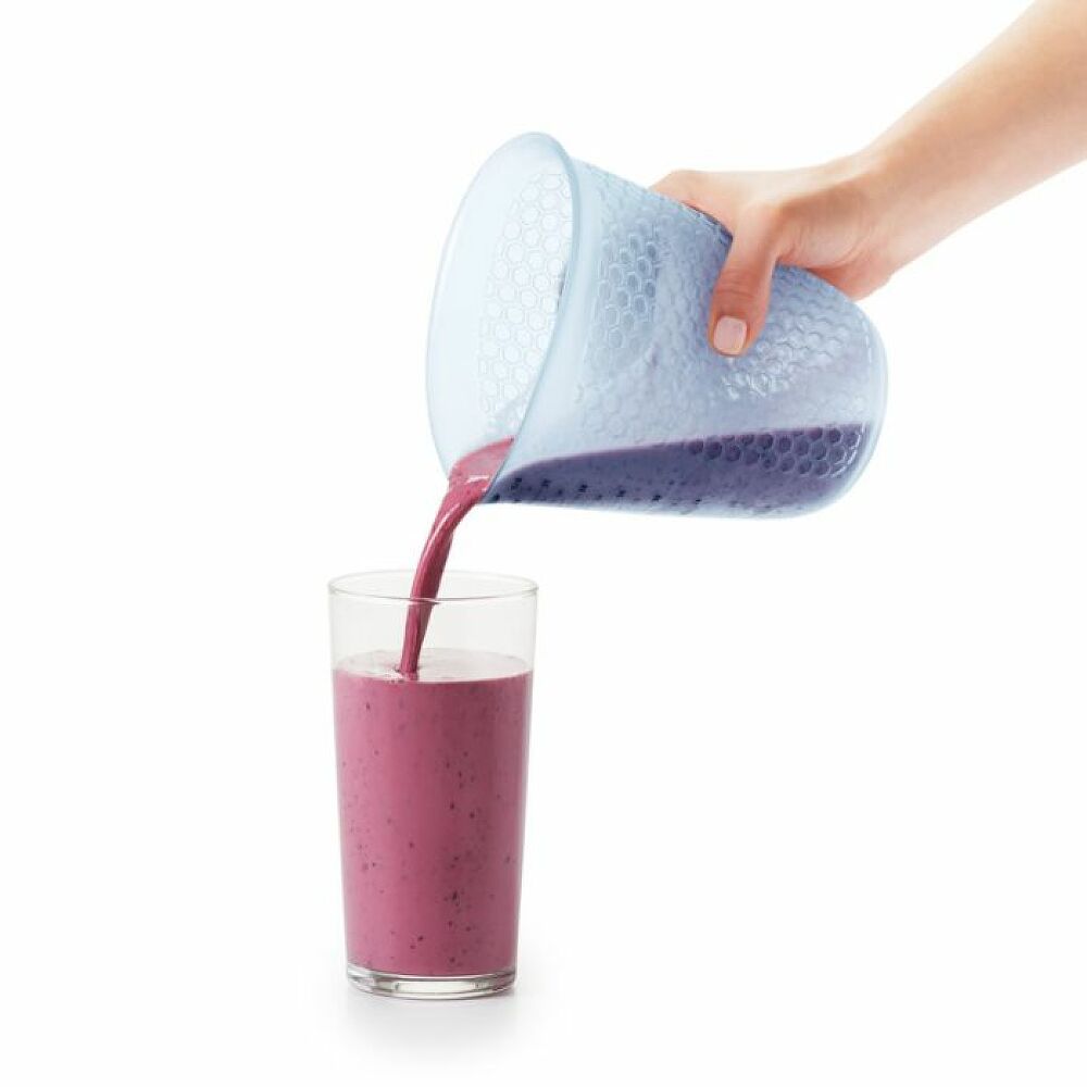 4 Cup Squeeze & Pour Measuring Cup B0